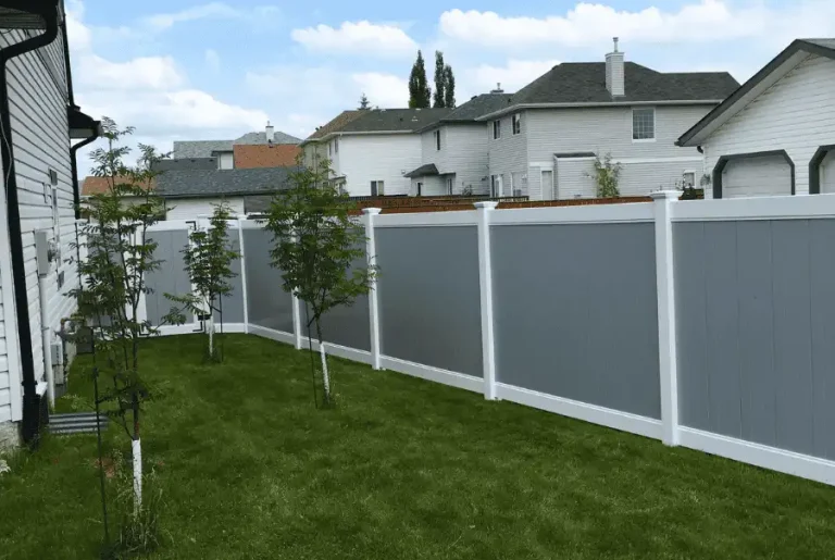 Two-toned vinyl fence